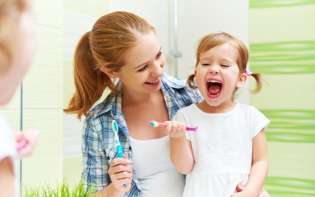 child's first dental appointment - kid brushing teeth
